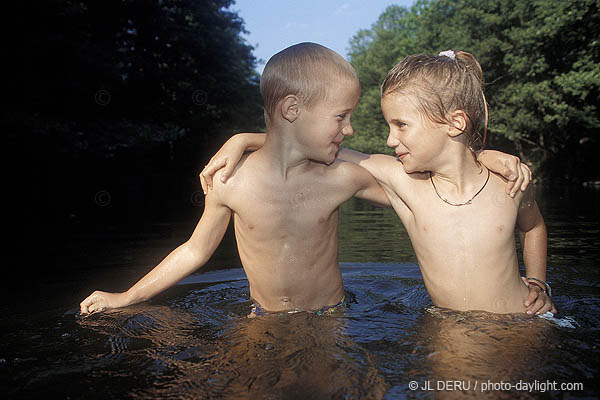 enfants dans la rivire - children in the rivier
